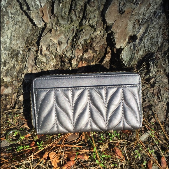 ♠️ KATE SPADE ♠️ quilted style zip-around clutch! - Picture 5 of 8